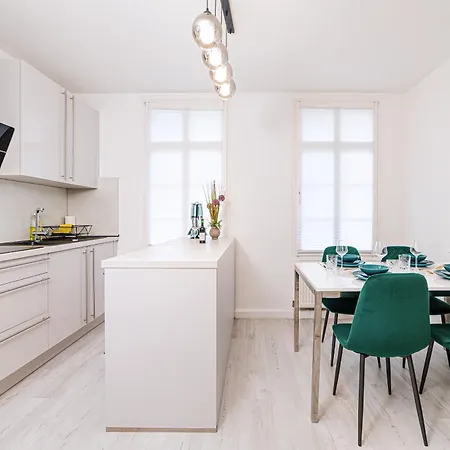 Smart - - Perfect For 6-8 Guests! Netflix - - Free Parking Zone *