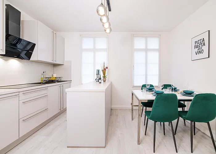 Smart - - Perfect For 6-8 Guests! Netflix - - Free Parking Zone *